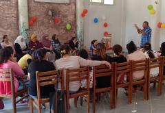 Youssef spreekt de groep teachers en ondersteuners toe 